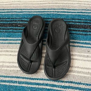 Black crocs flip flops